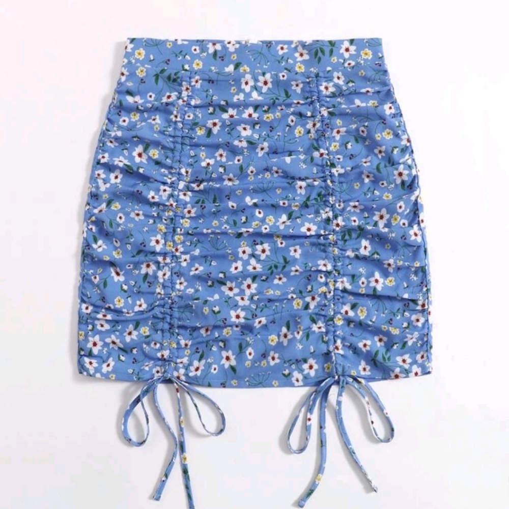 New!!!. Floral Lace Front Skirt.